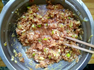 6、#猪五花#  白菜猪肉锅贴,加入适量清水，适量植物油