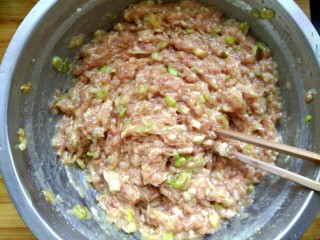 7、#猪五花#  白菜猪肉锅贴,朝一个方向划圈搅拌，使肉馅上劲儿，变腻糊