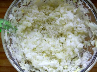 8、#猪五花#  白菜猪肉锅贴,白菜根适量，用绞菜器绞碎