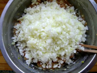 9、#猪五花#  白菜猪肉锅贴,白菜放入肉馅