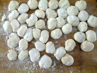 11、#猪五花#  白菜猪肉锅贴,面团揉光滑，分成大小均等的小面团