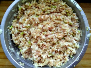 10、#猪五花#  白菜猪肉锅贴,朝一个方向划圈搅拌均匀