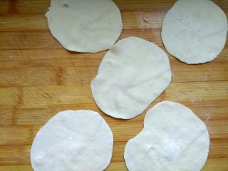 12、#猪五花#  白菜猪肉锅贴,擀成皮