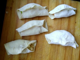 13、#猪五花#  白菜猪肉锅贴,加肉馅，做成饺子状，两头开口，不要捏死