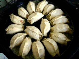 15、#猪五花#  白菜猪肉锅贴,加入一小碗清水，盖上盖子，大火烧开