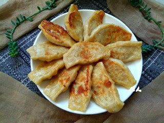 17、#猪五花#  白菜猪肉锅贴,成品图，底部酥脆 ，馅鲜嫩多汁