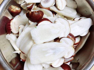 2、小鸡炖蘑菇粉条,将松茸切片儿待用。