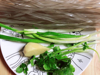 3、小鸡炖蘑菇粉条,准备好小葱、姜、香菜、宽粉。