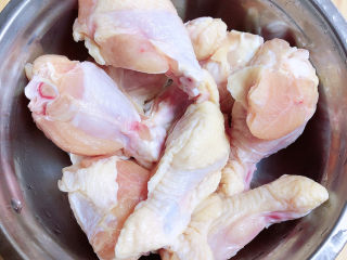 5、小鸡炖蘑菇粉条,准备好鸡翅根、剁成两段洗净待用。