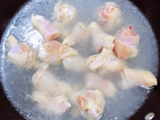 6、小鸡炖蘑菇粉条,锅中烧开水,放入鸡翅根焯一下血水。