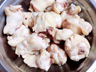 7、小鸡炖蘑菇粉条,捞出洗净,就可以开始烹饪啦!