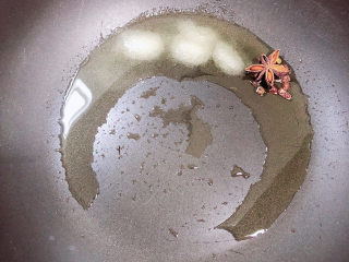 8、小鸡炖蘑菇粉条,锅中倒入油,放入白糖、八角、花椒,小火融化白糖。