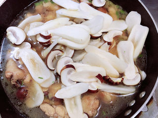 13、小鸡炖蘑菇粉条,鸡翅根5成熟时,放入松茸,继续炖煮10分钟。