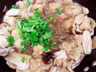 17、小鸡炖蘑菇粉条,撒上香菜末,即可出锅喽!