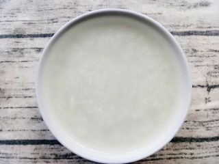 2、菜心肉末粥,珍珠米洗干净用水稍微泡一下