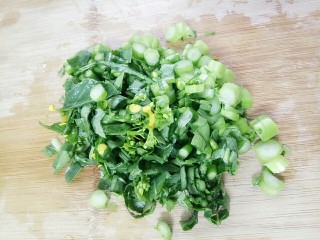 6、菜心肉末粥,煮粥的同时将泡好的菜心切细