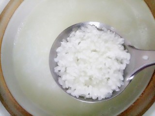 9、菜心肉末粥,粥煮至八分熟的时候