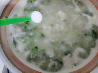 11、菜心肉末粥,煮熟后加入两小勺盐（或按个人口味加盐）