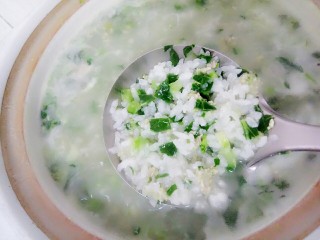 10、菜心肉末粥,再放入剁好的菜心和肉末，再用勺子搅拌几下