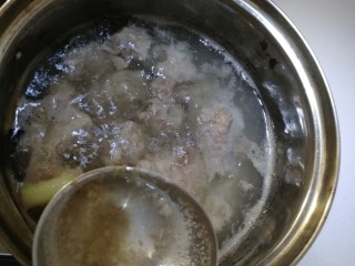 3、排骨冬瓜汤,大火煮开，煮5分钟，撇去浮沫。