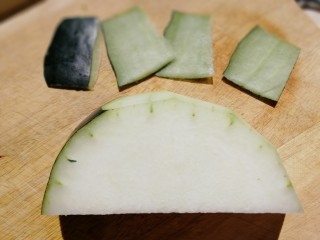 8、排骨冬瓜汤,冬瓜去皮。