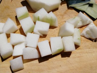 10、排骨冬瓜汤,切小块。