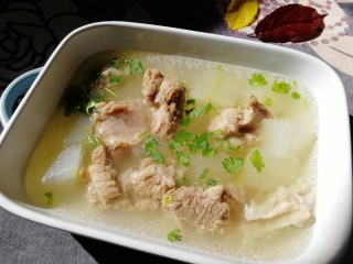 14、排骨冬瓜汤,盛出撒上适量香菜末即可。