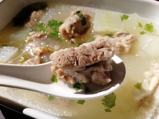 16、排骨冬瓜汤,排骨软烂。