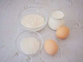 1、酸奶舒芙蕾蛋糕,准备好材料