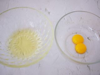 2、酸奶舒芙蕾蛋糕,所以今天就教大家用平底锅做蛋糕，它就是火遍大街小巷的舒芙蕾蛋糕，只用一个平底锅就能完成，口感超细腻，好吃不上火，比蛋糕还好吃，香甜松软，十分钟上桌，最主要的是不加一滴油，就连减肥人士也可以吃，当早餐或者下午茶都是非常美味的。