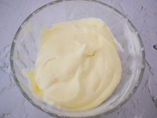 11、酸奶舒芙蕾蛋糕,翻拌均匀