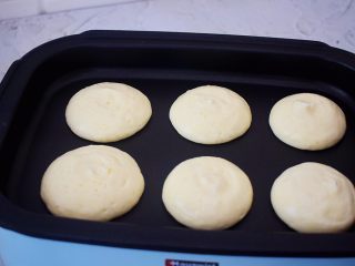 13、酸奶舒芙蕾蛋糕,平底锅小火加热，挤入蛋糕糊