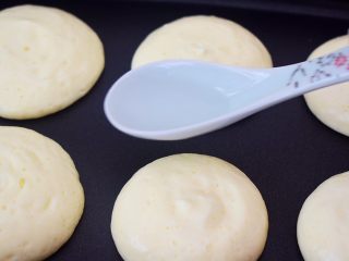 14、酸奶舒芙蕾蛋糕,加入两勺水