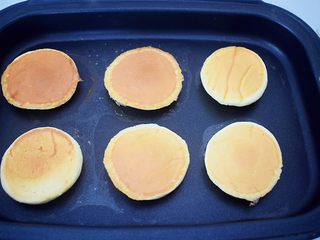 16、酸奶舒芙蕾蛋糕,开盖翻面再盖上锅盖焖2-3分钟就可以了