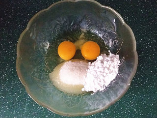 3、黑芝麻簿脆,再倒入糖粉和白砂糖