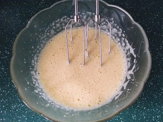 4、黑芝麻簿脆,用电动打蛋器打至蛋液变稠