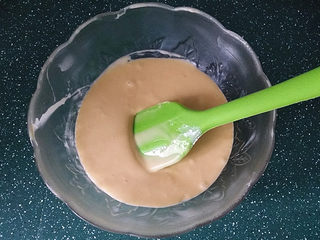 6、黑芝麻簿脆,用刮刀拌至浓稠无干粉