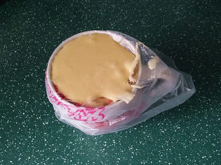 7、黑芝麻簿脆,装入裱花袋中