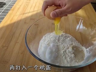 4、懒人版家常发面饼,加个鸡蛋，也可以加两个～