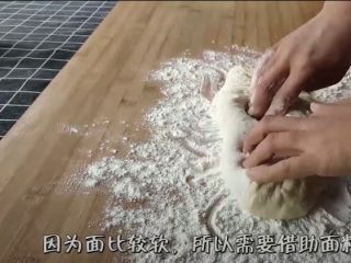 16、懒人版家常发面饼,因为面比较软所以要借助面粉的力量