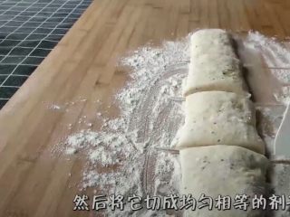 18、懒人版家常发面饼,然后将它切成均匀相等的剂子，大小你决定