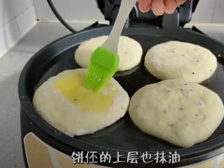 25、懒人版家常发面饼,饼丕的上层也刷一层油