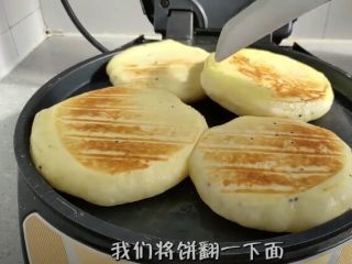27、懒人版家常发面饼,2分钟后我们将饼翻一下面