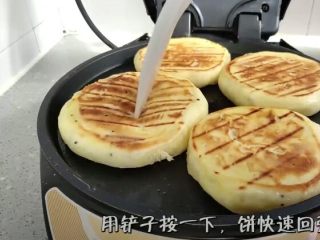 29、懒人版家常发面饼,用铲子按一下，饼快速回弹，就证明饼已经熟透了