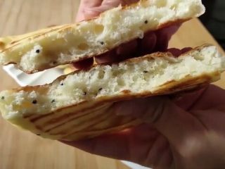 31、懒人版家常发面饼,这样做的发面饼特别简单，而且里面加了芝麻，吃起来也是格外香。松软的质感，细腻的口感就算凉了都不会硬的发面饼～