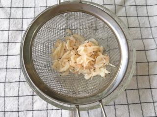 3、虾皮蛋羹,沥干水分备用