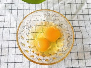 4、虾皮蛋羹,鸡蛋磕开