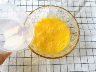 5、虾皮蛋羹,将鸡蛋打散倒入适量凉开水搅拌均匀