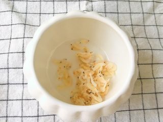 6、虾皮蛋羹,将虾皮倒入碗中