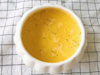 8、虾皮蛋羹,上锅蒸熟即可